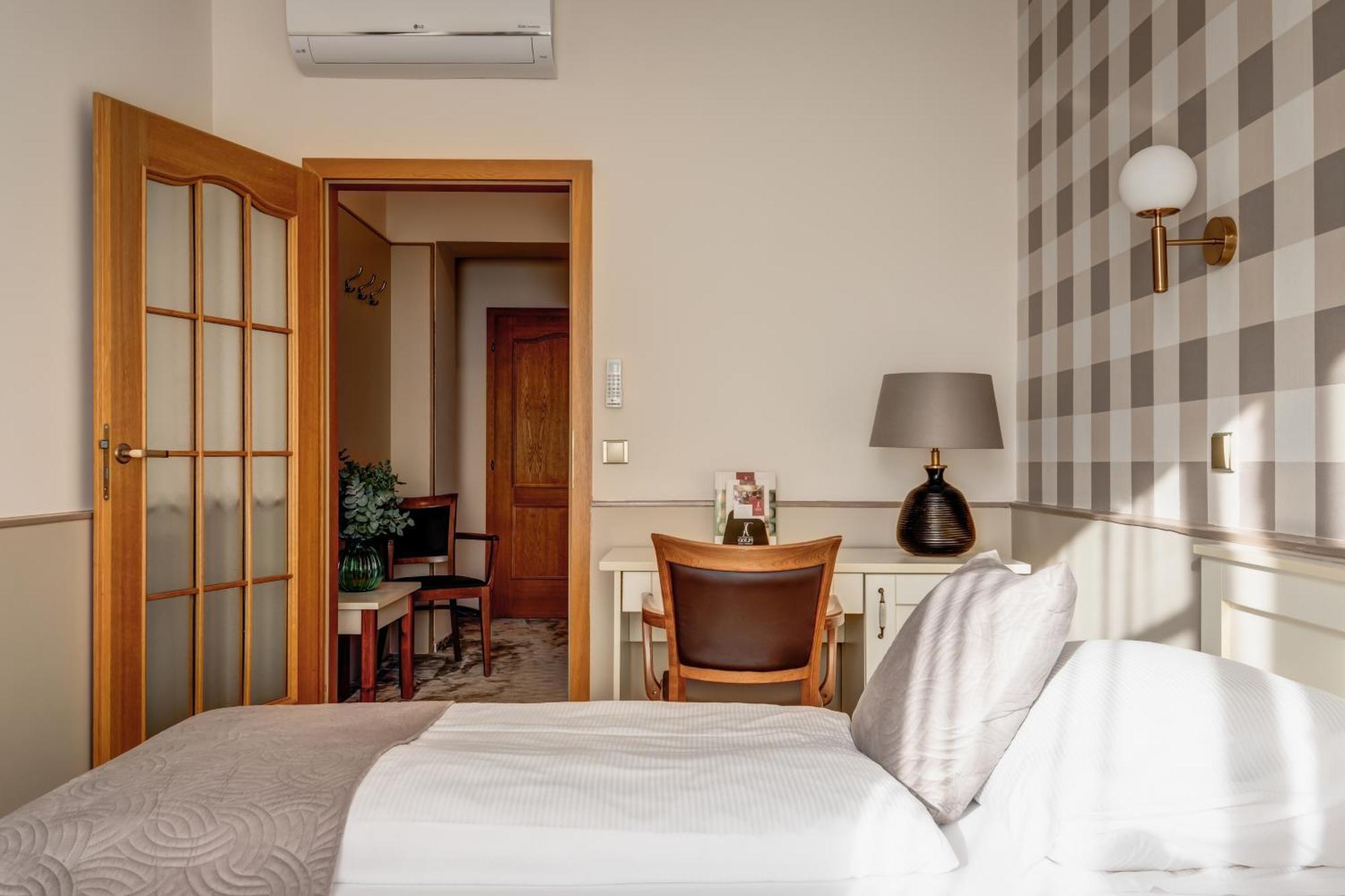Hotel Golfi ปอดเยบราดิ ภายนอก รูปภาพ